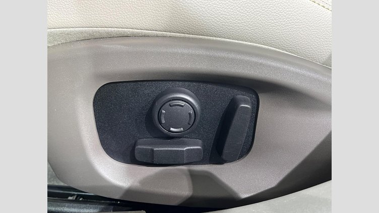 2018 認定中古車 Jaguar XE Silicon Silver 2WD プレステージ