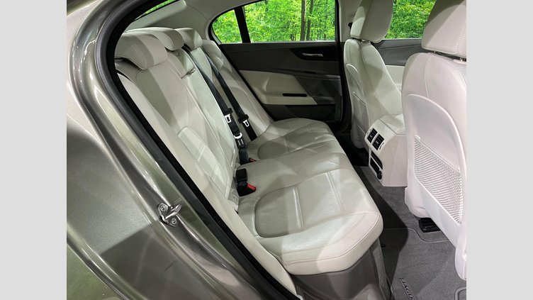 2018 認定中古車 Jaguar XE Silicon Silver 2WD プレステージ