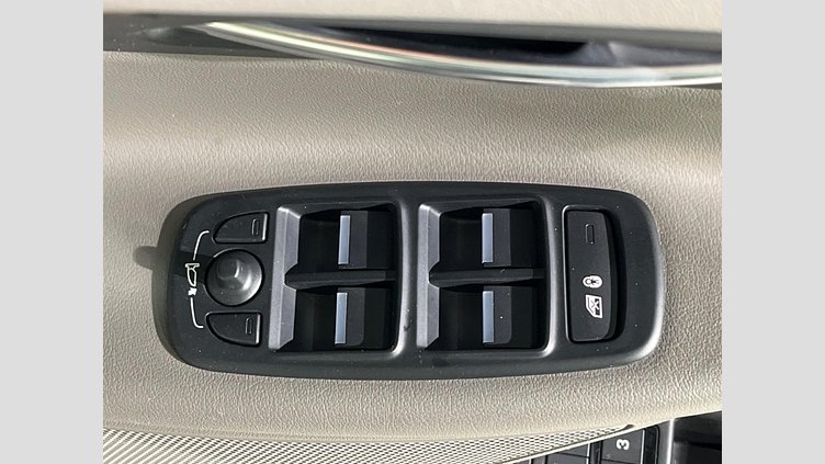 2018 認定中古車 Jaguar XE Silicon Silver 2WD プレステージ
