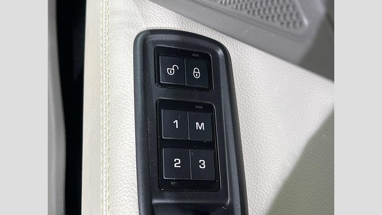 2018 認定中古車 Jaguar XE Silicon Silver 2WD プレステージ