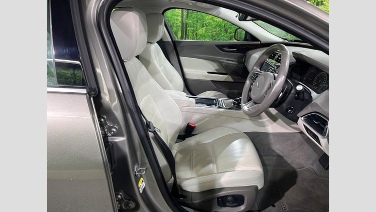 2018 認定中古車 Jaguar XE Silicon Silver 2WD プレステージ
