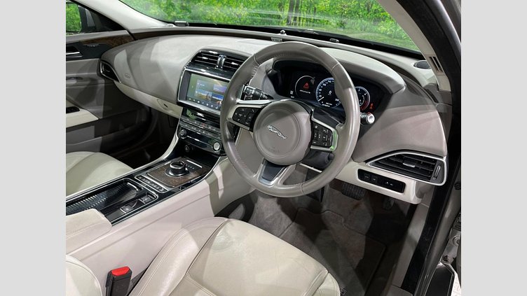 2018 認定中古車 Jaguar XE Silicon Silver 2WD プレステージ