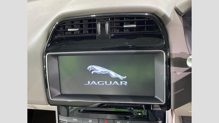 2018 認定中古車 Jaguar XE Silicon Silver 2WD プレステージ