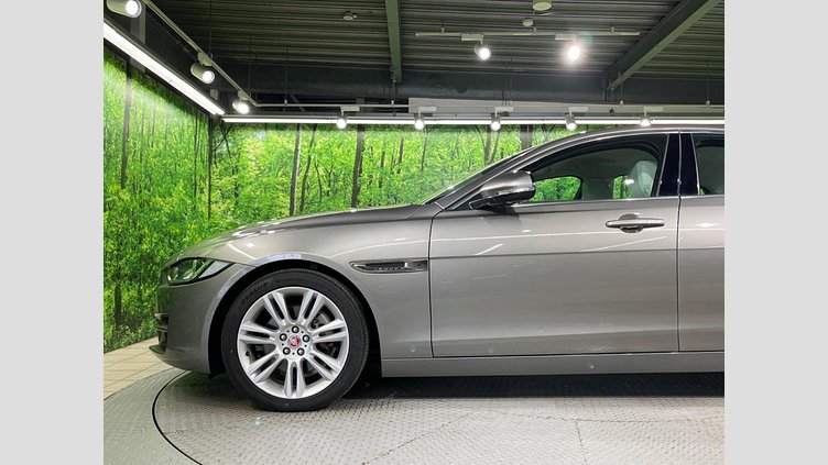 2018 認定中古車 Jaguar XE Silicon Silver 2WD プレステージ