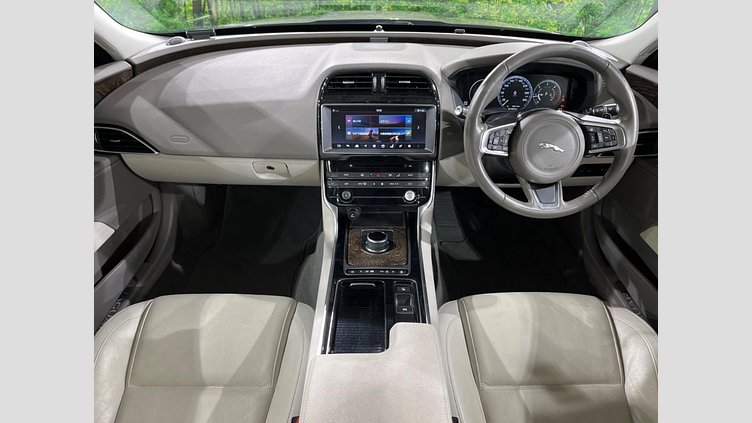 2018 認定中古車 Jaguar XE Silicon Silver 2WD プレステージ