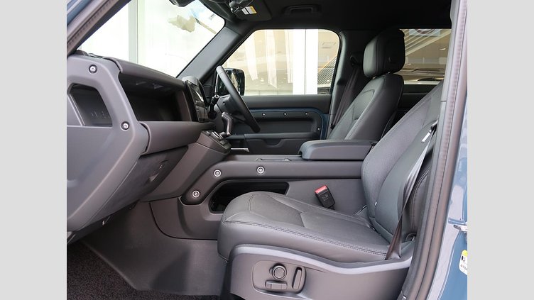 2025 認定中古車 Land Rover Defender 110 タスマンブルー D350 ディーゼルマイルドハイブリッド X-Dynamic HSE