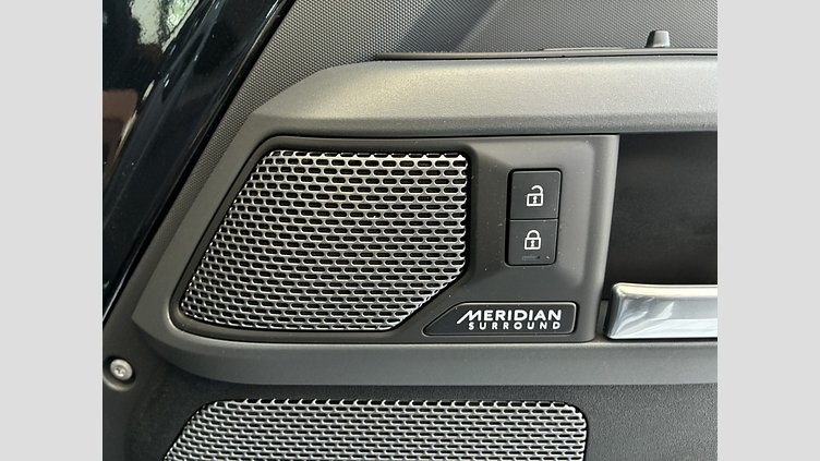 2023 認定中古車 Land Rover Defender 110 サントリーニブラック D300 AWD（AT） X