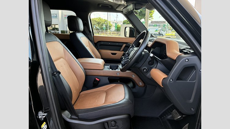 2023 認定中古車 Land Rover Defender 110 サントリーニブラック D300 AWD（AT） X
