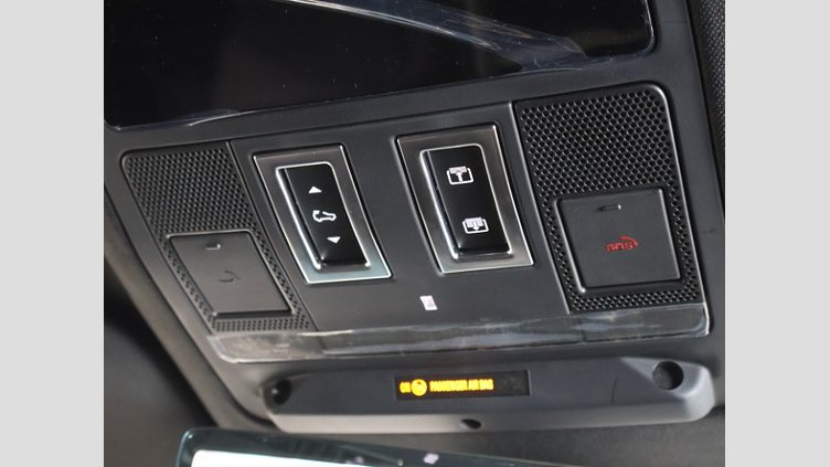 2025 認定中古車 Land Rover Defender 110 フジホワイト P300 ガソリン X-Dynamic SE