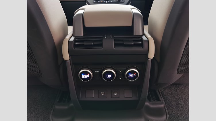 2023 認定中古車 Land Rover Defender 110 サントリーニブラック D300 AWD（AT） S