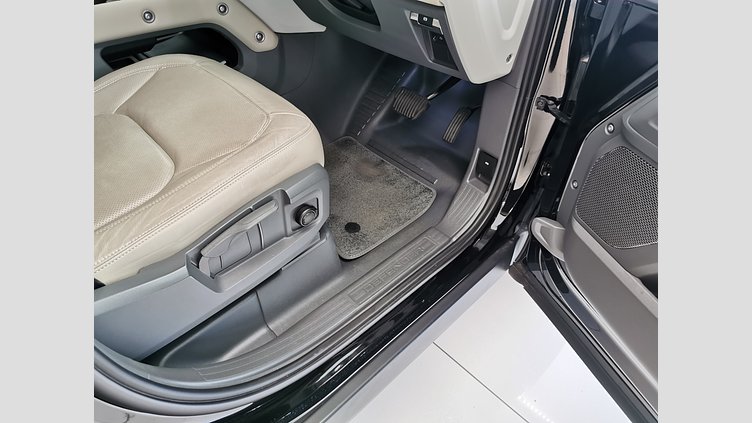 2023 認定中古車 Land Rover Defender 110 サントリーニブラック D300 AWD（AT） S