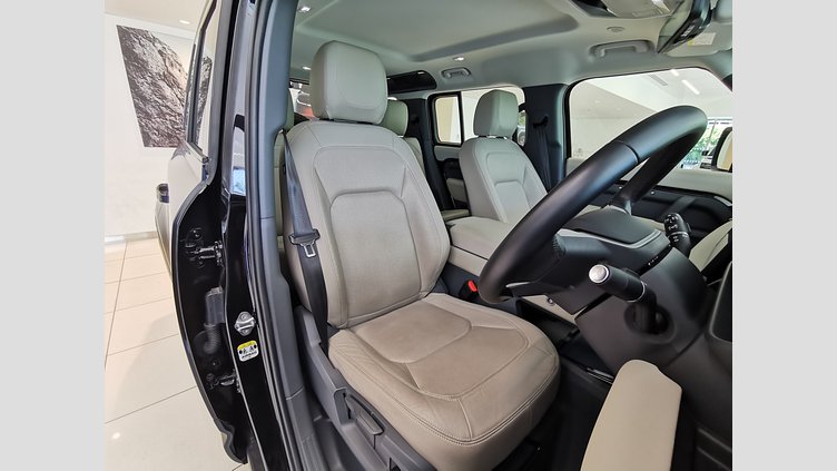2023 認定中古車 Land Rover Defender 110 サントリーニブラック D300 AWD（AT） S