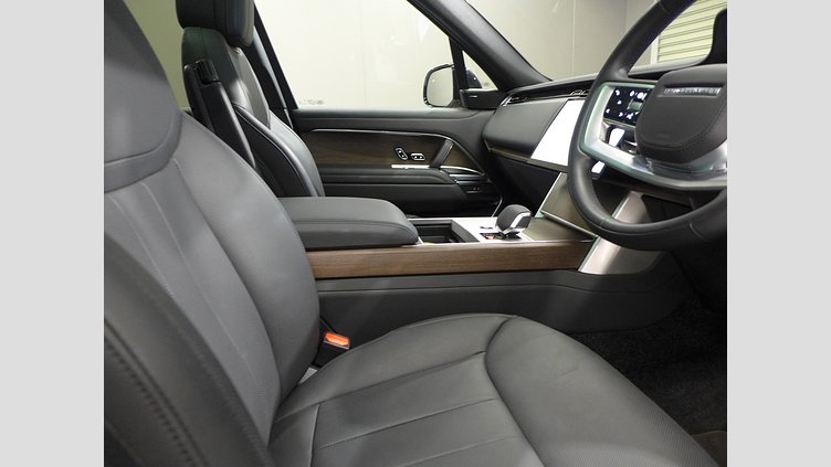 2024 認定中古車 Land Rover Range Rover Ostuni Pearl White 3.0 litre i6 PHEV​ SE 