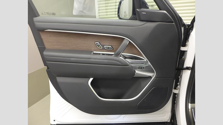2024 認定中古車 Land Rover Range Rover Ostuni Pearl White 3.0 litre i6 PHEV​ SE 