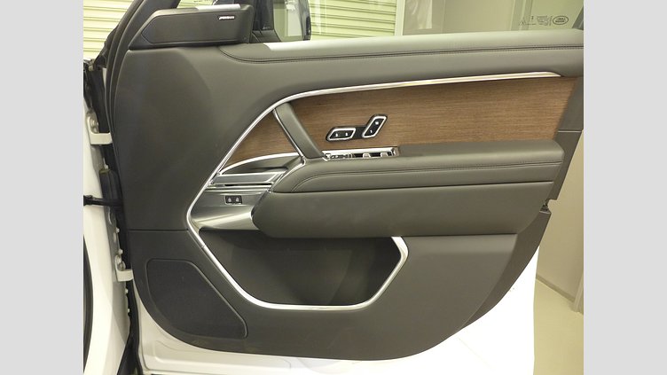 2024 認定中古車 Land Rover Range Rover Ostuni Pearl White 3.0 litre i6 PHEV​ SE 