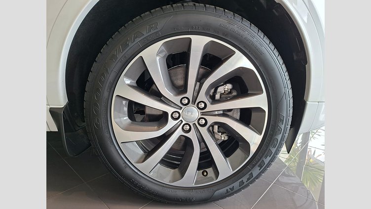 2023 Approved Land Rover Discovery Sport Ostuni Pearl White 2023 Land Rover Discovery Sport D200 Urban Edition in Ostuni Pearl combines a frugal 2.0 turbo diesel

- 2.0L i4 turbo diesel, 147 kW, 430 Nm, 0-100 km/h in 8.6 s, top speed 209 km/h


 2023