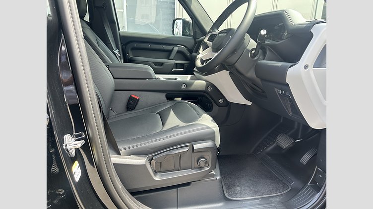 2025 認定中古車 Land Rover Defender 110 サントリーニブラック D350 ディーゼルマイルドハイブリッド S