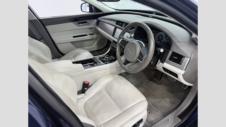 2018 認定中古車 Jaguar XF Loire Blue 2.0diesel スポーツブレイク　プレステージ　20ｄ