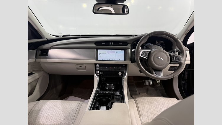 2018 認定中古車 Jaguar XF Loire Blue 2.0diesel スポーツブレイク　プレステージ　20ｄ