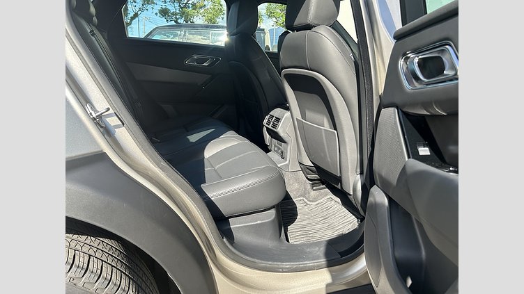 2025 認定中古車 Land Rover Range Rover Velar バトゥミゴールド P400eプラグインハイブリッド（ガソリン） スタンダードホイールベース S