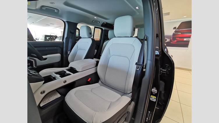 2025 認定中古車 Land Rover Defender 110 サントリーニブラック D350 ディーゼルマイルドハイブリッド S