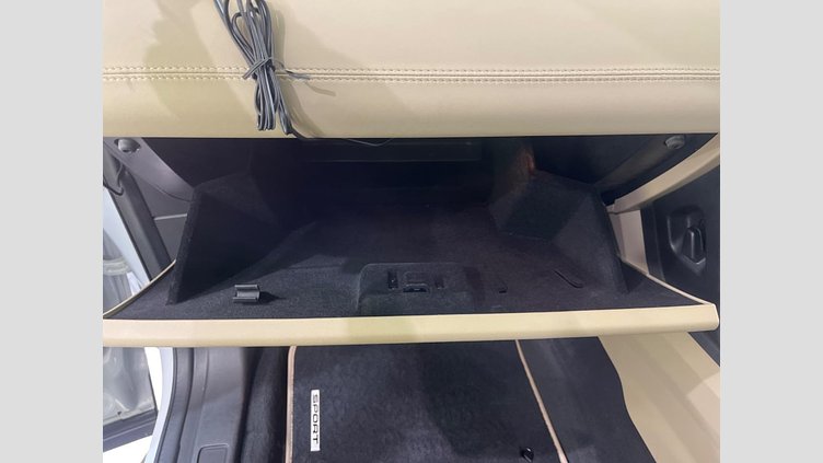 2016 認定中古車 Land Rover Discovery Sport Yulong White 2.0 litre Si4 Petrol HSE