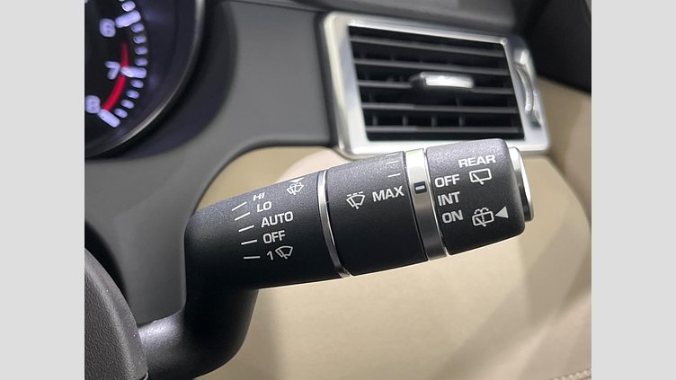 2016 認定中古車 Land Rover Discovery Sport Yulong White 2.0 litre Si4 Petrol HSE