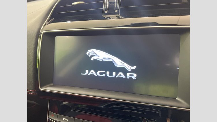 2017 認定中古車 Jaguar XE Firenze Red ディーゼル　D180 R-SPORTS