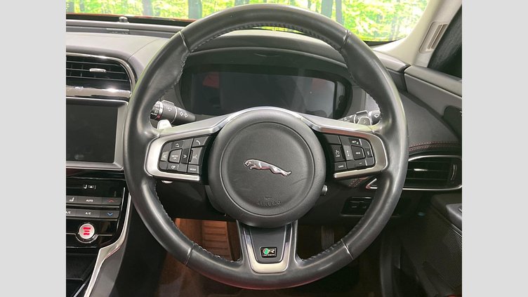 2017 認定中古車 Jaguar XE Firenze Red ディーゼル　D180 R-SPORTS