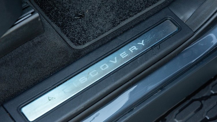 2026 Approved Land Rover Discovery Varesine Blue D350 Dynamic HSE