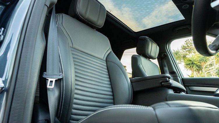 2026 Approved Land Rover Discovery Varesine Blue D350 Dynamic HSE