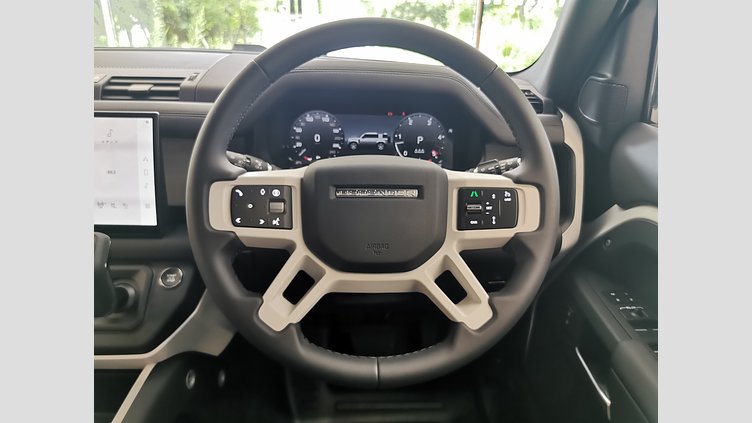 2025 認定中古車 Land Rover Defender 110 フジホワイト D350 ディーゼルマイルドハイブリッド X-Dynamic SE