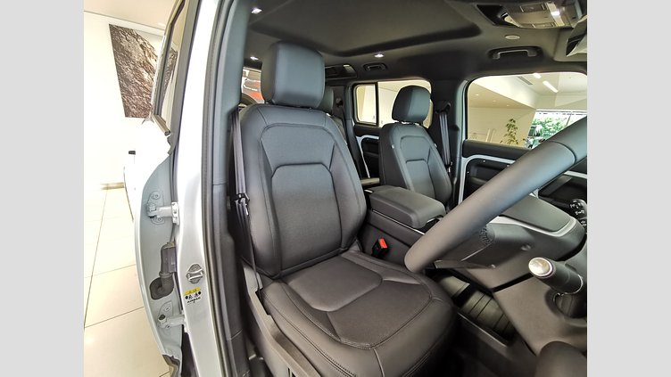 2025 認定中古車 Land Rover Defender 110 フジホワイト D350 ディーゼルマイルドハイブリッド X-Dynamic SE