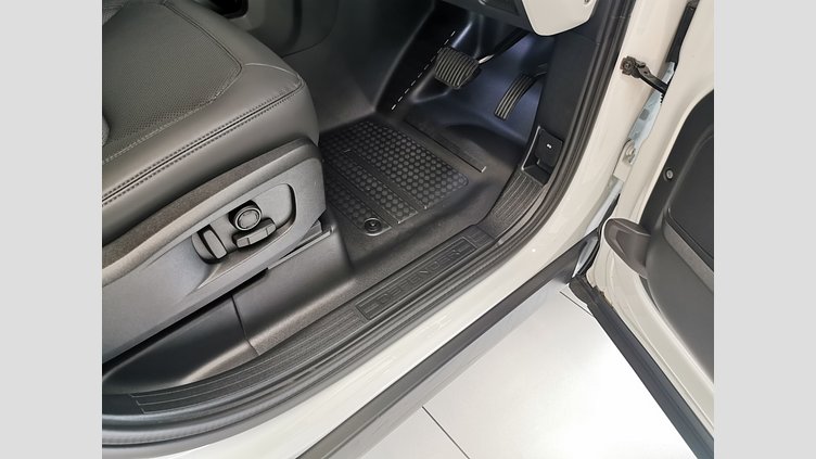 2025 認定中古車 Land Rover Defender 110 フジホワイト D350 ディーゼルマイルドハイブリッド X-Dynamic SE