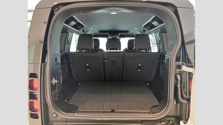 2025 認定中古車 Land Rover Defender 110 フジホワイト D350 ディーゼルマイルドハイブリッド X-Dynamic SE