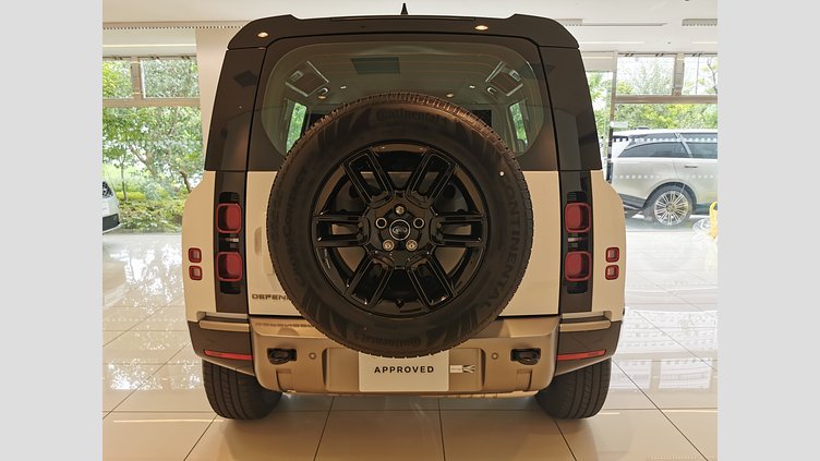 2025 認定中古車 Land Rover Defender 110 フジホワイト D350 ディーゼルマイルドハイブリッド X-Dynamic SE