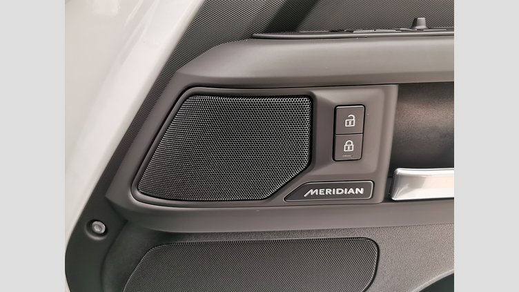 2025 認定中古車 Land Rover Defender 110 フジホワイト D350 ディーゼルマイルドハイブリッド X-Dynamic SE