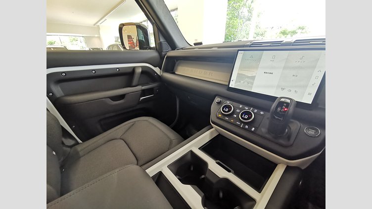 2025 認定中古車 Land Rover Defender 110 フジホワイト D350 ディーゼルマイルドハイブリッド X-Dynamic SE