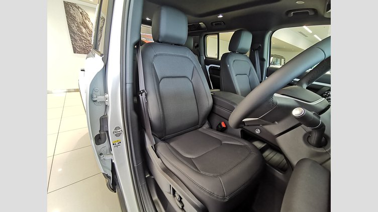 2025 認定中古車 Land Rover Defender 110 フジホワイト D350 ディーゼルマイルドハイブリッド X-Dynamic SE