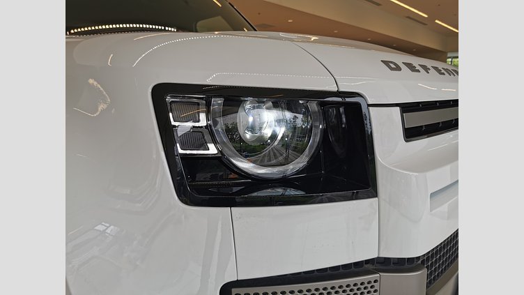 2025 認定中古車 Land Rover Defender 110 フジホワイト D350 ディーゼルマイルドハイブリッド X-Dynamic SE