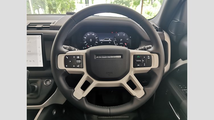 2025 認定中古車 Land Rover Defender 110 フジホワイト D350 ディーゼルマイルドハイブリッド X-Dynamic SE