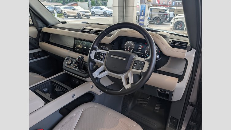 2023 認定中古車 Land Rover Defender 110 アイガーグレイ P300 AWD（AT） SE