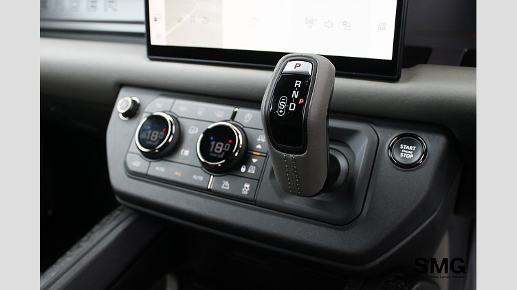 2025 Approved Land Rover Defender OCTA Faroe Green 法羅群島綠 6D Dynamics hydraulic suspension for active roll and pitch control. EDITION ONE
