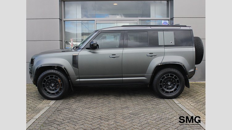 2025 Approved Land Rover Defender OCTA Faroe Green 法羅群島綠 6D Dynamics hydraulic suspension for active roll and pitch control. EDITION ONE