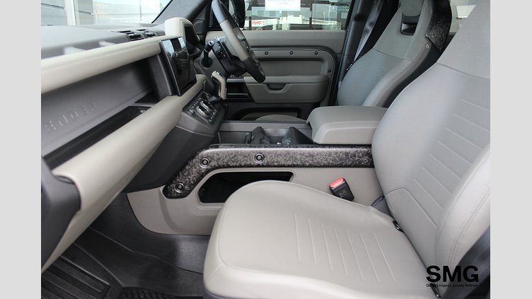 2025 Approved Land Rover Defender OCTA Faroe Green 法羅群島綠 6D Dynamics hydraulic suspension for active roll and pitch control. EDITION ONE