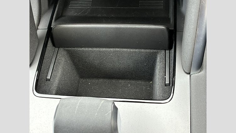 2024 認定中古車 Land Rover Discovery Sport サントリーニブラック プラグインハイブリッド（ガソリン） 標準ホイール Dynamic HSE