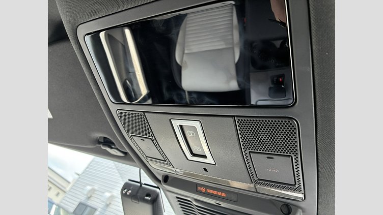 2024 認定中古車 Land Rover Discovery Sport サントリーニブラック プラグインハイブリッド（ガソリン） 標準ホイール Dynamic HSE