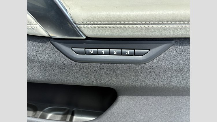 2024 認定中古車 Land Rover Discovery Sport サントリーニブラック プラグインハイブリッド（ガソリン） 標準ホイール Dynamic HSE