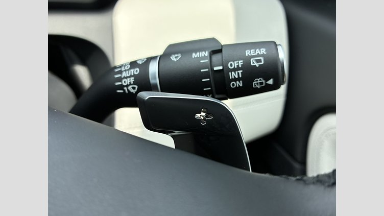 2024 認定中古車 Land Rover Discovery Sport サントリーニブラック プラグインハイブリッド（ガソリン） 標準ホイール Dynamic HSE