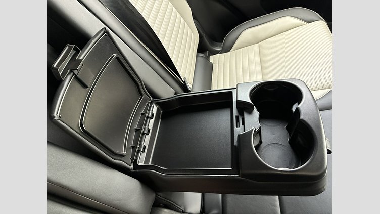 2024 認定中古車 Land Rover Discovery Sport サントリーニブラック プラグインハイブリッド（ガソリン） 標準ホイール Dynamic HSE